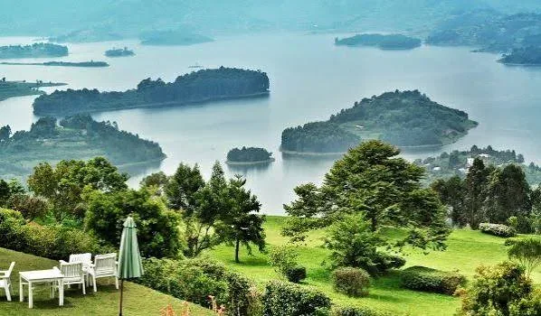 4-Day Rwanda & Uganda Gorilla Adventure  -  Bwindi, Lake Bunyonyi & Volcaesno